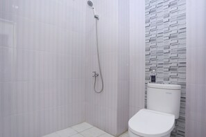 Basic Double Room | Bathroom | Shower, towels - OYO 2268 Tim-tim Homestay SyariahNearUniversitas Gadjah Mada (Depok)