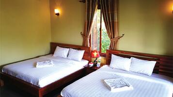 Kahden hengen deluxe-huone (kaksi sänkyä), 2 makuuhuonetta, rantanäköala, vuorten lähellä | Allergiatestatut vuodevaatteet, työpöytä, äänieristys, ilmainen Wi-Fi