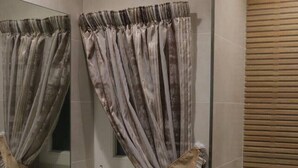 Ein modernes Badezimmer mit Waschbecken, Spiegel und Toilette in Weiß.