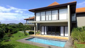 Una piscina al aire libre, una piscina climatizada