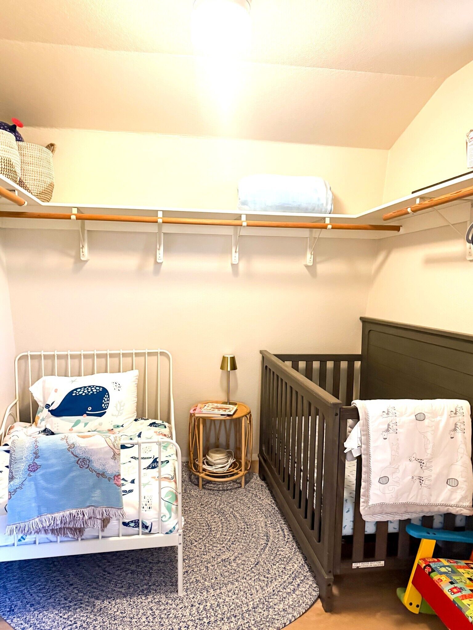 2 Schlafzimmer, Schreibtisch, Bügeleisen/Bügelbrett, Reisekinderbett