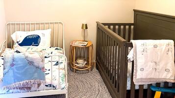 2 Schlafzimmer, Schreibtisch, Bügeleisen/Bügelbrett, Reisekinderbett
