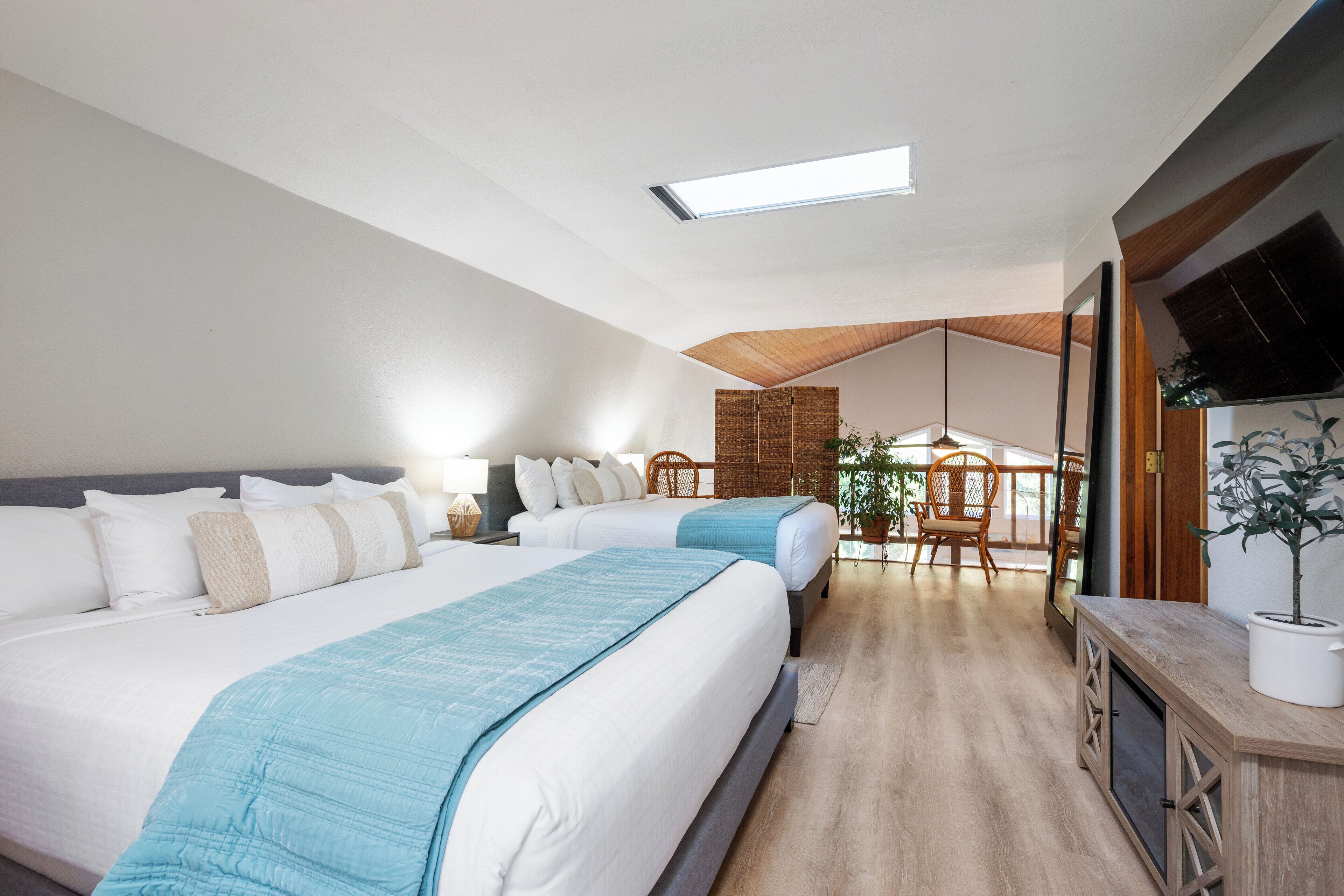 2 habitaciones, escritorio y tabla de planchar con plancha 