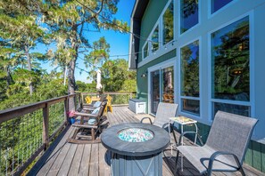 Outdoor dining - Coastal Retreat/King Beds/Big Sur Cabin/EV Charger


 (Cambria)