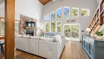 Smart-tv, eldstad, Netflix och böcker