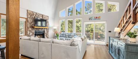 Smart TV, chimenea, Netflix y libros