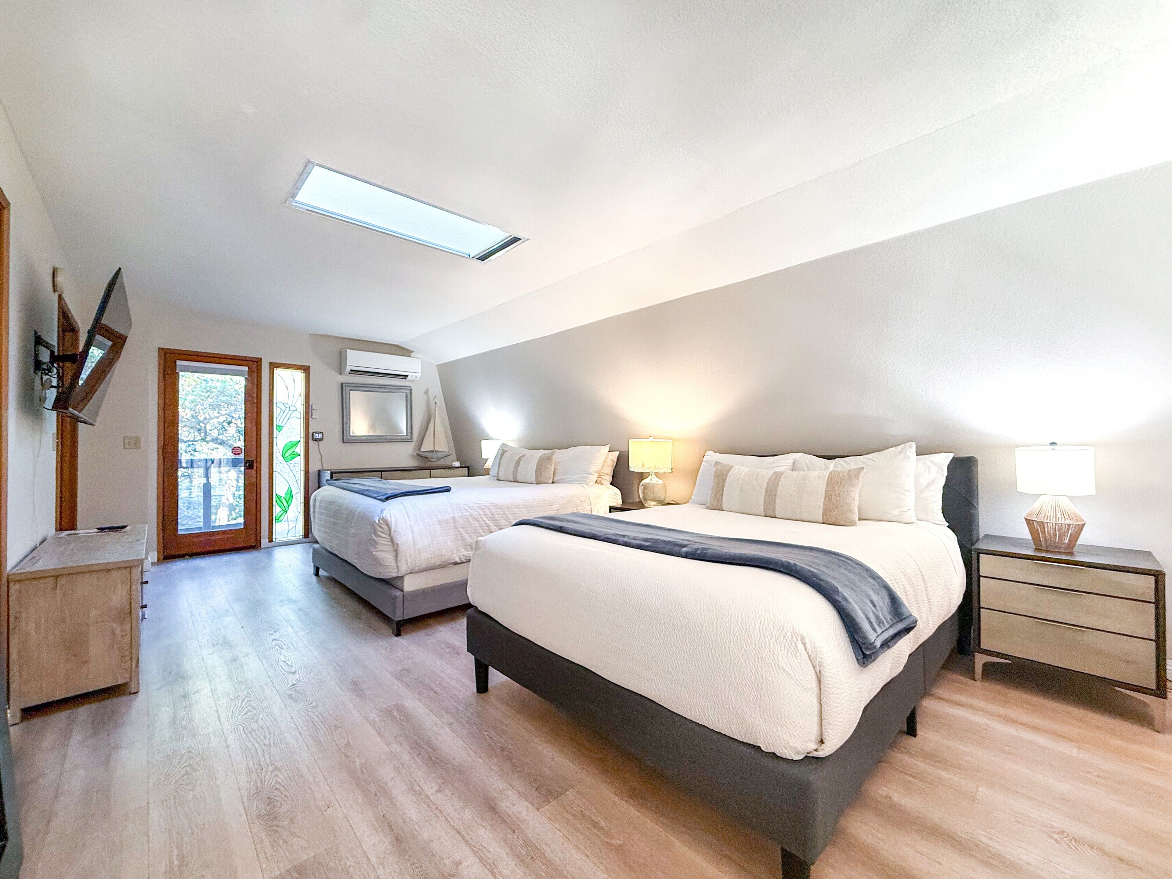 2 habitaciones, escritorio y tabla de planchar con plancha 