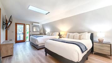 2 habitaciones, escritorio y tabla de planchar con plancha