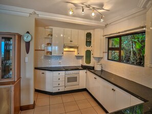 Private kitchen - Milkwood, 3 Bedroom, 3 Bathroom Home, Zimbali Coastal Resorts (Ballito)