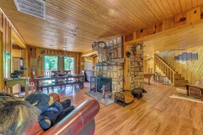 Interior - Deck & Hot Tub: 'Bear Country Cabin' in Ruidoso (Ruidoso)