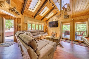 TV, fireplace, books, offices - Deck & Hot Tub: 'Bear Country Cabin' in Ruidoso (Ruidoso)