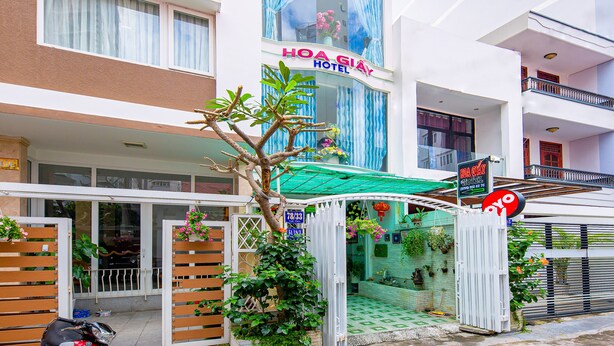 A hotel with a balcony, a signboard, and a gate. - Hoa Giay Hotel (Nha Trang)