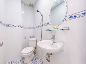 Deluxe Quadruple Room | Bathroom | Shower, free toiletries, slippers, bidet - Hoa Giay Hotel (Nha Trang)