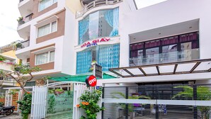 A hotel with a sign reading "HOA GIAY HOTEL". - Hoa Giay Hotel (Nha Trang)