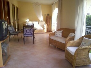 テレビ、DVD プレーヤー