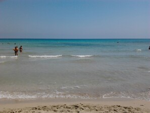Vlak bij het strand, ligstoelen