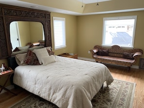 4 bedrooms, desk, iron/ironing board, free WiFi