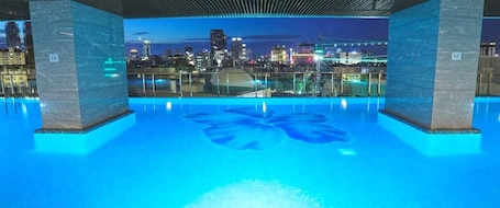 Una piscina al aire libre