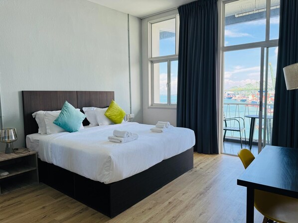 In-room safe, laptop workspace, blackout curtains, iron/ironing board - Cooliv Waterfront (Singapore)