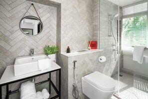 Shower, free toiletries, hair dryer, slippers - Cooliv Waterfront (Singapore)