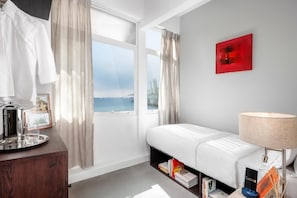 In-room safe, laptop workspace, blackout curtains, iron/ironing board - Cooliv Waterfront (Singapore)