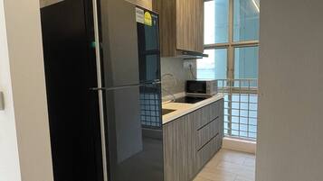 Geladeira, micro-ondas em uma área comum, cooktop, chaleira elétrica