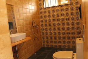 Shower, towels, soap, shampoo - Family by Kaathkuni Homes (Dehradun)