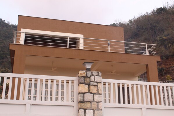 Exterior - Family by Kaathkuni Homes (Dehradun)