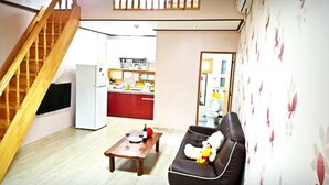 Room (Autumn) | Living area | Flat-screen TV - Hill Of Wind Pension (Suncheon)