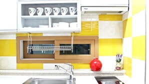 Room (Spring) | Private kitchenette | Fridge, shared microwave, stovetop, rice cooker - Hill Of Wind Pension (Suncheon)
