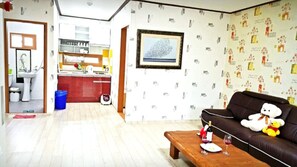 Room (Winter) | Living area | Flat-screen TV - Hill Of Wind Pension (Suncheon)