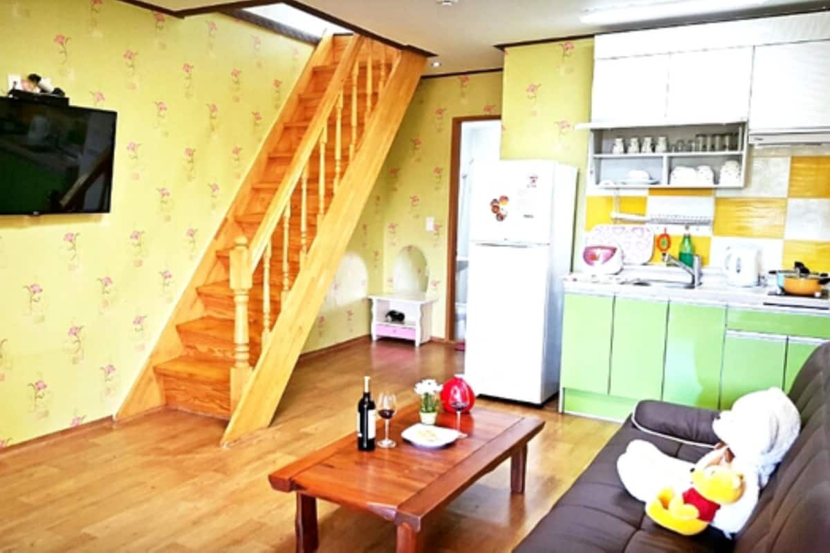 Room (Tree) | Living area