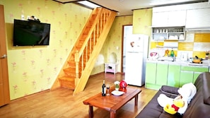 Room (Tree) | Living area | Flat-screen TV