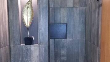 Shower, rainfall showerhead, free toiletries, towels