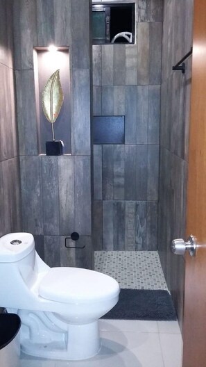Dusche, Regendusche, kostenlose Toilettenartikel, Handtücher