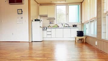 Business appartement, 1 slaapkamer, niet-roken, uitzicht op tuin (Seok) | Privékitchenette | Een koelkast met diepvriezer, een microgolfoven, een kookplaat