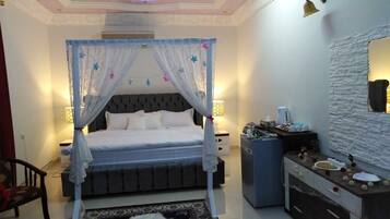 Deluxe Double Room | Soundproofing, iron/ironing board, free WiFi, bed sheets