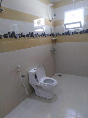 Shower, rainfall showerhead, hair dryer, towels - Tafadal (Ibra)