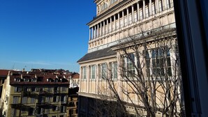 Un edificio histórico con arquitectura clásica, que incluye columnas y una cúpula.