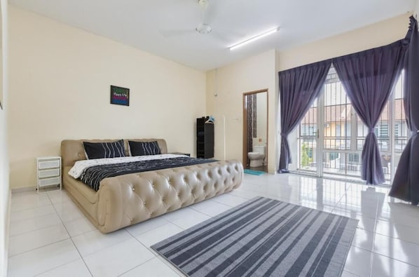 4 bedrooms, blackout curtains, iron/ironing board, free WiFi - Taman Mutiara Rini by Amfiz Empire (Johor Bahru)