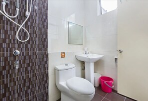 House, 4 Bedrooms | Bathroom | Shower, hair dryer, towels, soap - Taman Mutiara Rini by Amfiz Empire (Johor Bahru)