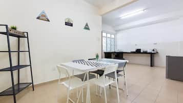 House, 4 Bedrooms | In-room dining