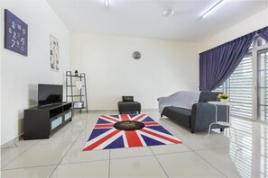 House, 4 Bedrooms | Living room | Flat-screen TV - Taman Mutiara Rini by Amfiz Empire (Johor Bahru)