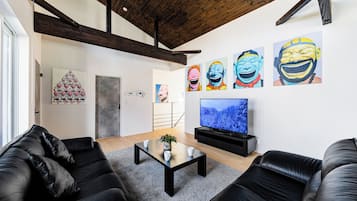 Flat-screen TV, Netflix, heated floors, streaming services