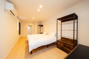 5 habitaciones, cubrecamas, tabla de planchar con plancha y cunas 