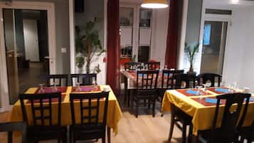 Phục vụ bữa sáng, bữa trưa, bữa tối, món Á