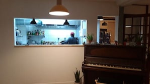 早餐，供應午餐和晚餐