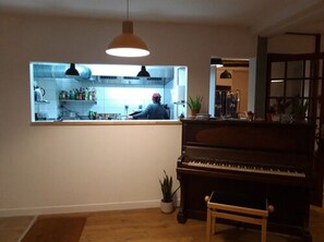 Phục vụ bữa sáng, bữa trưa, bữa tối, món Á