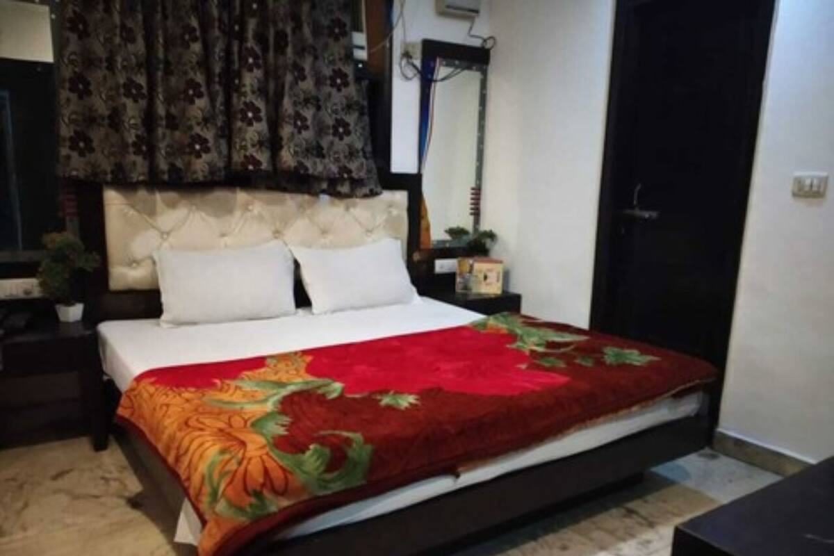 Desk, laptop workspace, rollaway beds, free WiFi
