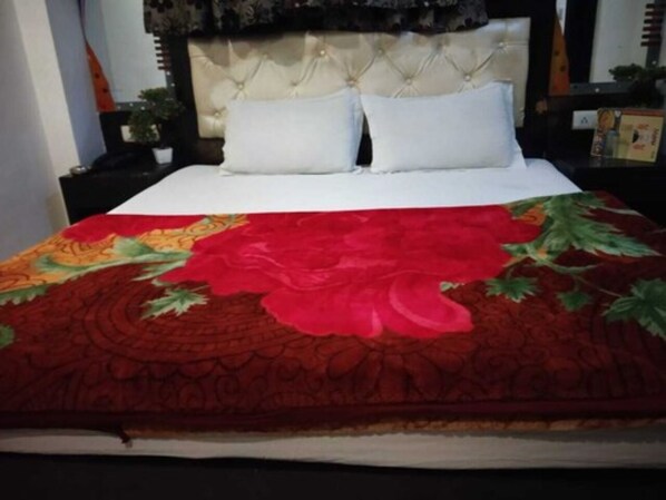 Desk, laptop workspace, rollaway beds, free WiFi